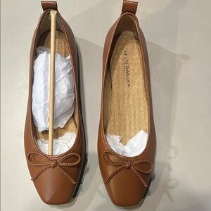 Kelsi Dagger Women's Tan Bow Flats